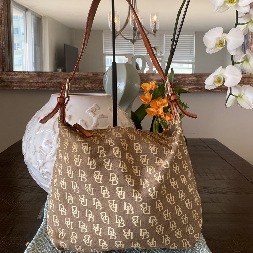 🌺Dooney & Bourke Tote (Brown & Tan) w/Gold Hardware.